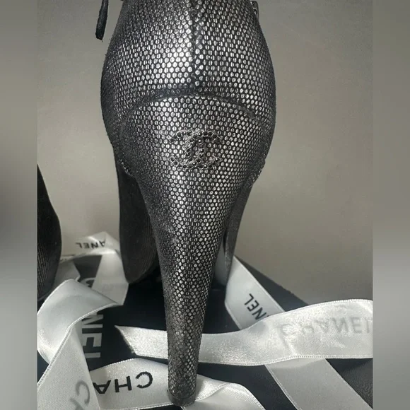 CHANEL | Interlocking CC Ankle Boots | Silver | Sz 40 - Picture 4 of 17